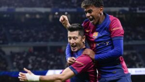 Barcelona goleia Real Madrid 4x0 com golaço de Raphinha e abre vantagem no topo de LALIGA