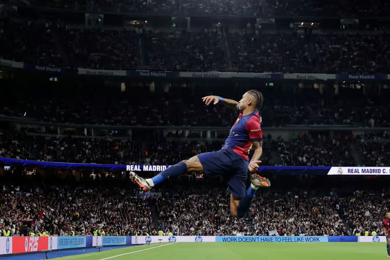 Barcelona goleia Real Madrid 4x0 com golaço de Raphinha e abre vantagem no topo de LALIGA