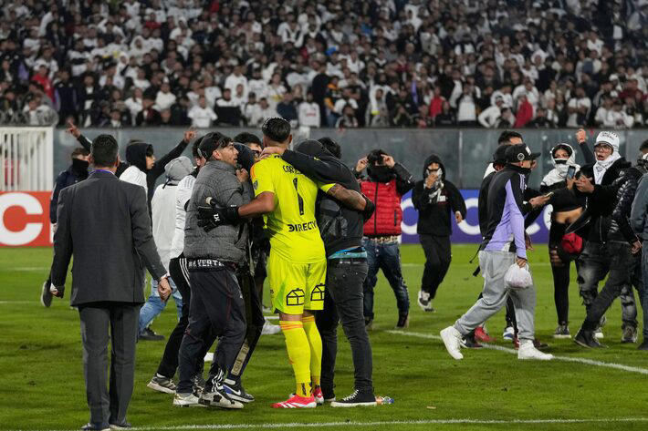 Tragédia e Confusão Marcam Jogo entre Colo-Colo e Fortaleza na Copa Libertadores