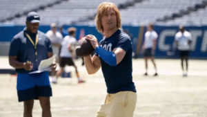Chad Powers: Glen Powell vive ex-jogador em série que mistura esporte, humor e redenção