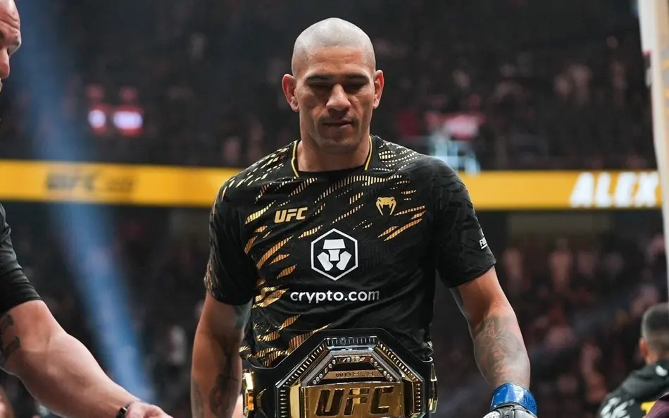 UFC 320: Poatan explode no ringue e reconquista cinturão dos meio-pesados com nocaute relâmpago